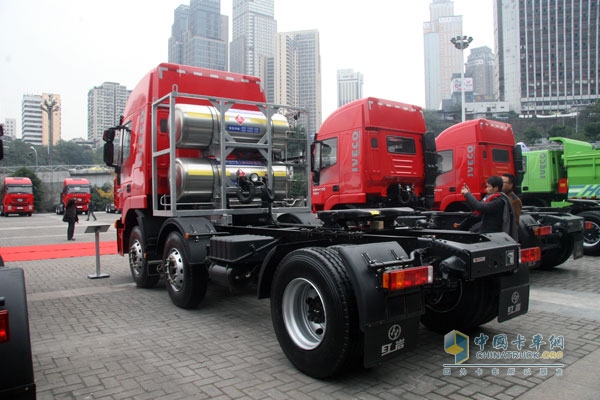 上汽依維柯紅巖杰獅 6×2  350馬力天然氣牽引車