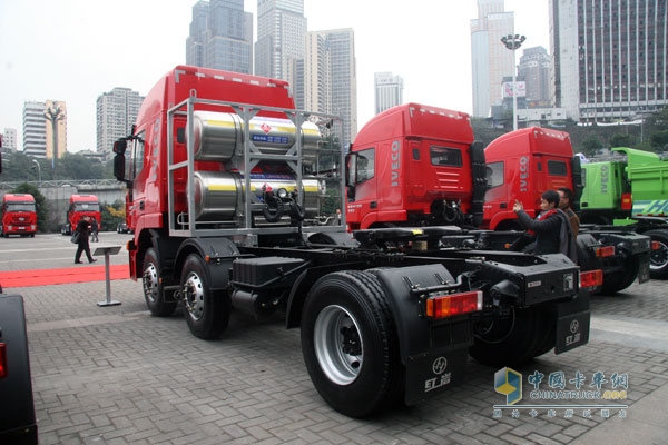 上汽依維柯紅巖杰獅 6×2  350馬力天然氣牽引車