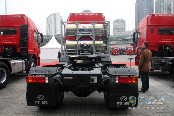 上汽依維柯紅巖杰獅 6×2  350馬力天然氣牽引車