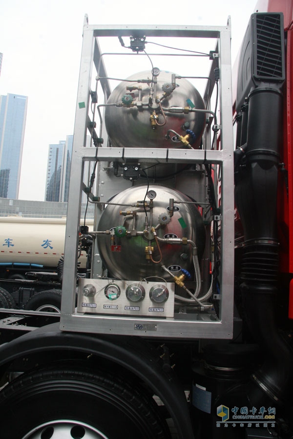 上汽依維柯紅巖杰獅 6×2  350馬力天然氣牽引車