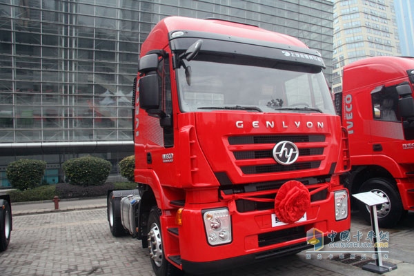 上汽依維柯紅巖杰獅 4×2 350馬力國Ⅳ牽引車