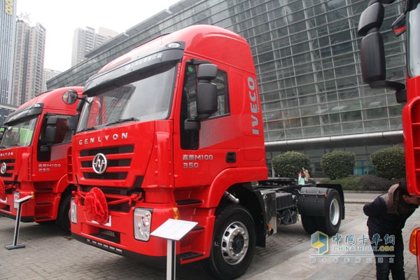 上汽依維柯紅巖杰獅 4×2 350馬力國Ⅳ牽引車