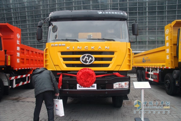 上汽依維柯紅巖新金剛 8×4  300馬力國Ⅳ自卸車