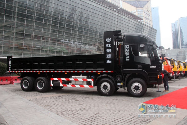 上汽依維柯紅巖杰獅 8×4 390馬力國(guó)Ⅳ自卸車(chē)