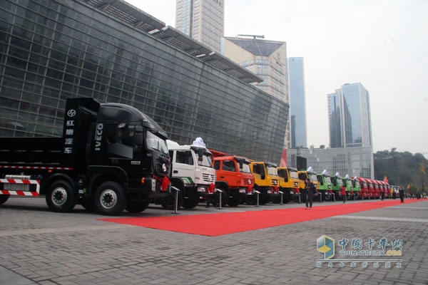 上汽依維柯紅巖杰獅 8×4 390馬力國(guó)Ⅳ自卸車(chē)