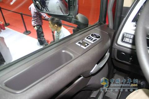 四川現(xiàn)代 Xcient創(chuàng)虎 410馬力 8X4 國四 載貨車 電動(dòng)車窗