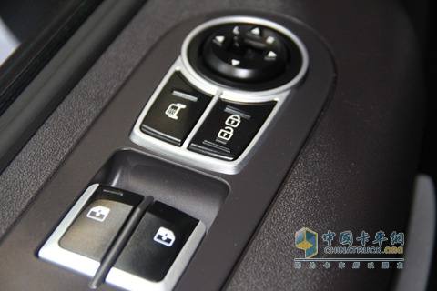 四川現(xiàn)代 Xcient創(chuàng)虎 410馬力 8X4 國四 載貨車電動(dòng)車窗
