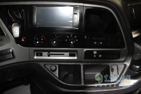 四川現(xiàn)代 Xcient創(chuàng)虎 410馬力 8X4 國四 載貨車中控臺(tái)