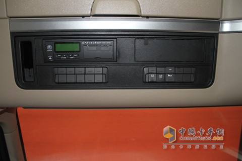 四川現(xiàn)代 Xcient創(chuàng)虎 410馬力 8X4 國四 載貨車行車記錄儀