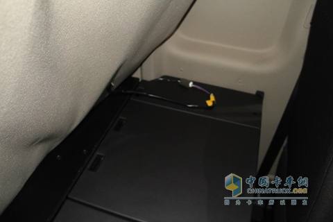 四川現(xiàn)代 Xcient創(chuàng)虎 410馬力 8X4 國四 載貨車內(nèi)飾空間