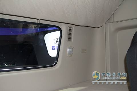 四川現(xiàn)代 Xcient創(chuàng)虎 410馬力 8X4 國四 載貨車后視窗