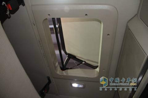 四川現(xiàn)代 Xcient創(chuàng)虎 410馬力 8X4 國四 載貨車天窗