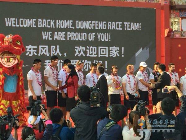 東風隊駛進三亞港，率先過線，獲得第三賽段冠軍獎杯