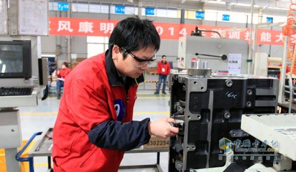 東風康明斯公司總裝車間發(fā)動機修調班組的水張琨