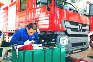 梅賽德斯—奔馳卡車為節(jié)日消防安全保駕護(hù)航