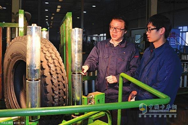劉玉彩(左，重慶大足區(qū)人大代表)正在查看新投用的輪胎自動(dòng)檢驗(yàn)線