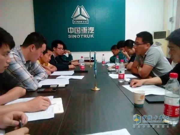 服務人員給用戶進行技術指導