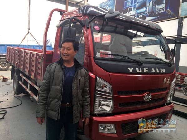 李廣俊正在為自己愛(ài)車(chē)上駿X500輕卡做保養(yǎng)