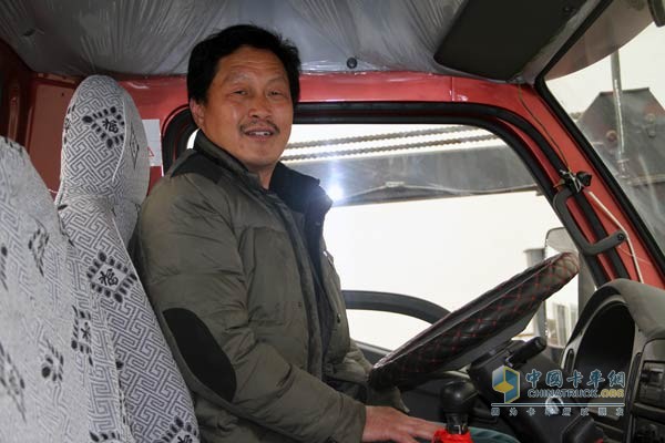 李廣俊坐在上駿輕卡中露出了一張幸福的笑臉