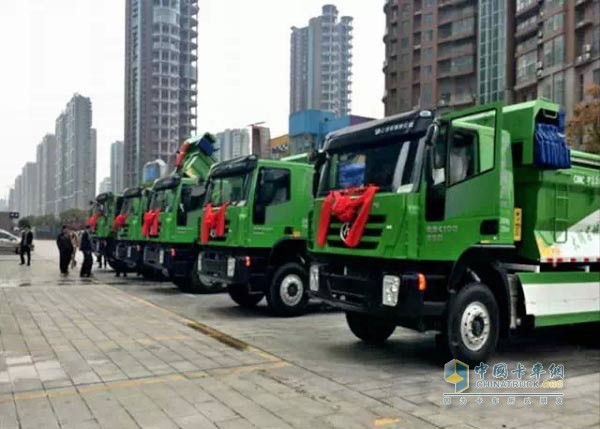 紅巖杰獅新型渣土車(chē)
