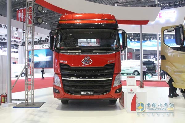 乘龍H7 6*2R 平頭牽引車正面