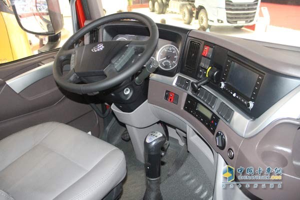 乘龍H7 6*4牽引車 駕駛室