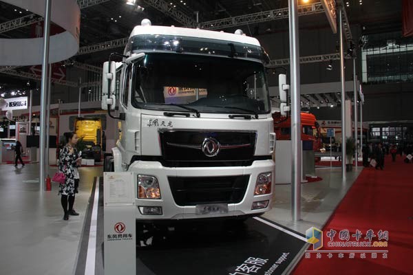 東風天龍（小）6×4牽引車 亮相上海車展