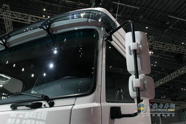 東風天龍（?。?×4牽引車 亮相上海車展