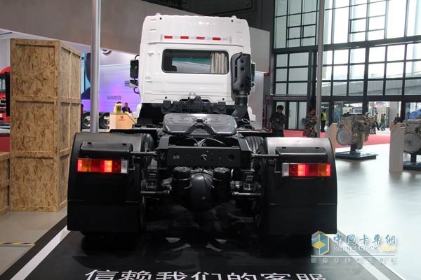 東風天龍（小）6×4牽引車 亮相上海車展