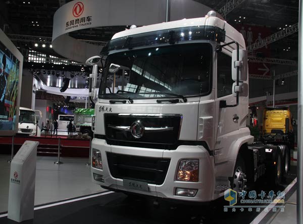東風天龍（小）6×4牽引車 亮相上海車展