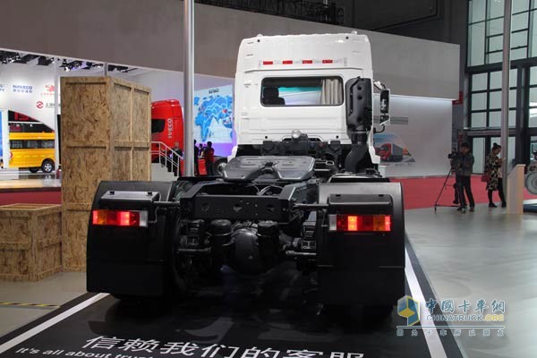 東風天龍（小）6×4牽引車 亮相上海車展