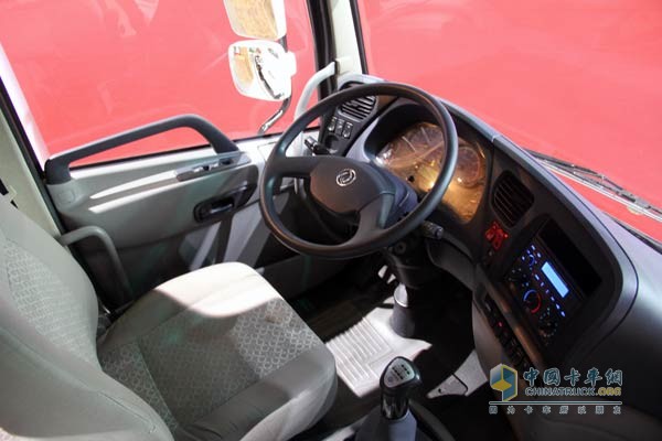  東風天龍（小）6×4牽引車內(nèi)飾