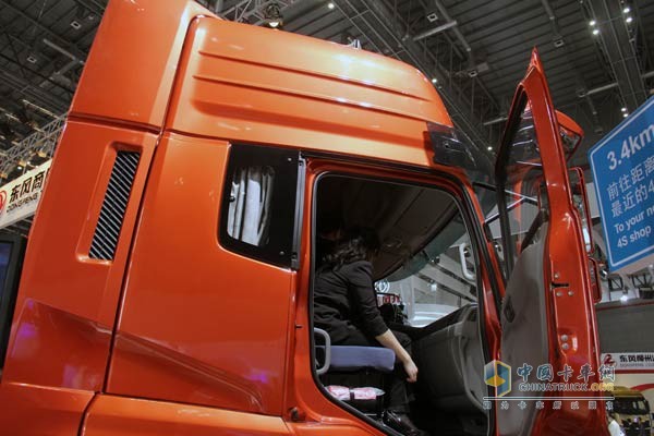 東風(fēng)天龍 6 ×4 雷諾Dci 420馬力牽引車