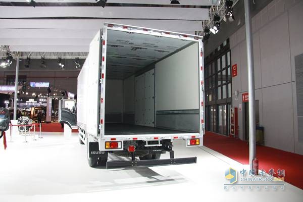 慶鈴 五十鈴700P 190馬力 國(guó)四 中型廂式載貨車