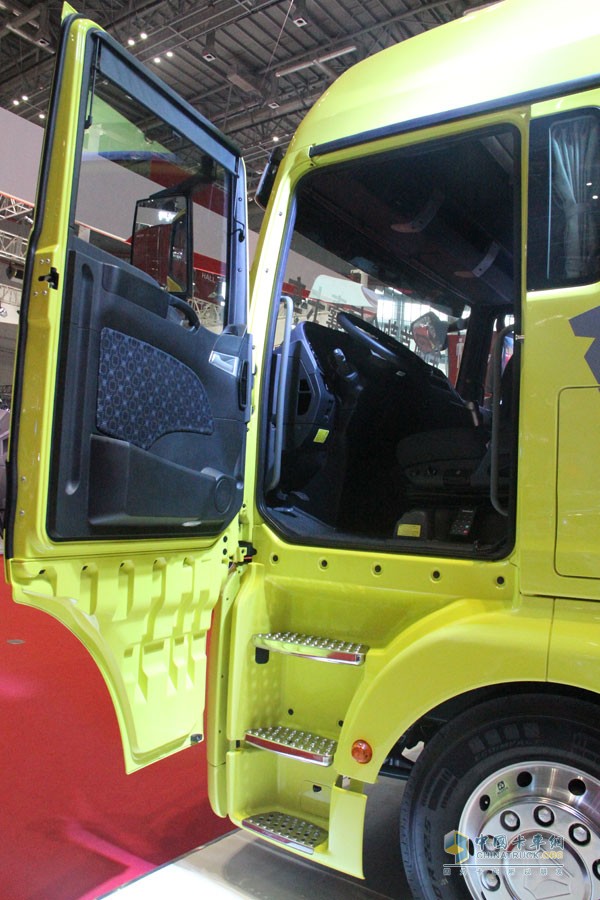 中國重汽SITRAK汕德卡C7H 國五 全氣囊懸架 540馬力 6X2牽引車