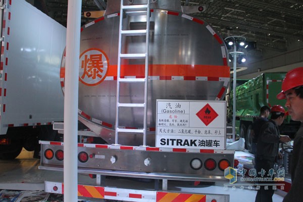 中國(guó)重汽SITRAK汕德卡C5H 國(guó)五 空氣懸架 32T總重8X4燃油運(yùn)輸車(chē)