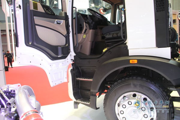 中國重汽HOWO T5G 國五 AMT 280馬力隨車吊（希爾博上裝）中國重汽HOWO T5G 國五 AMT 280馬力8X4隨車吊（希爾博上裝）