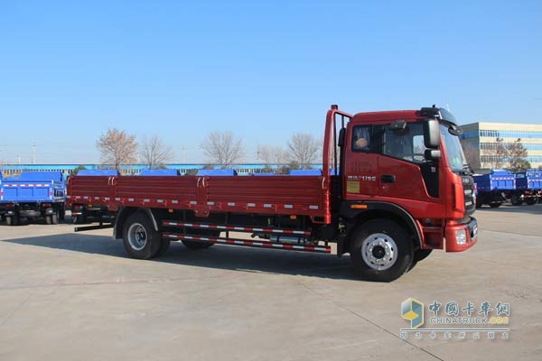瑞沃中卡 康明斯國Ⅳ動力 4×2 標(biāo)載型側(cè)面
