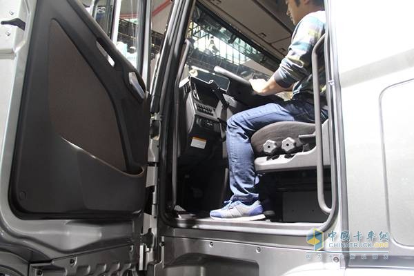 四川現(xiàn)代 Xcient 創(chuàng)虎P360 4×2牽引車