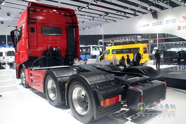 上汽依維柯紅巖 杰獅S100 6X4 480馬力 牽引車