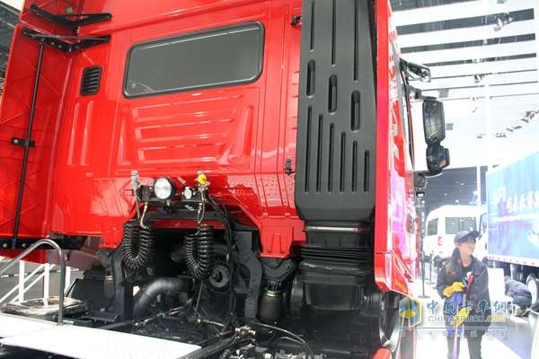 上汽依維柯紅巖 杰獅S100 6X4 480馬力 牽引車
