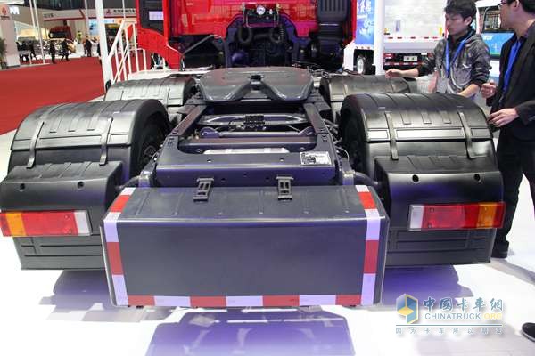 上汽依維柯紅巖 杰獅S100 6X4 480馬力 牽引車