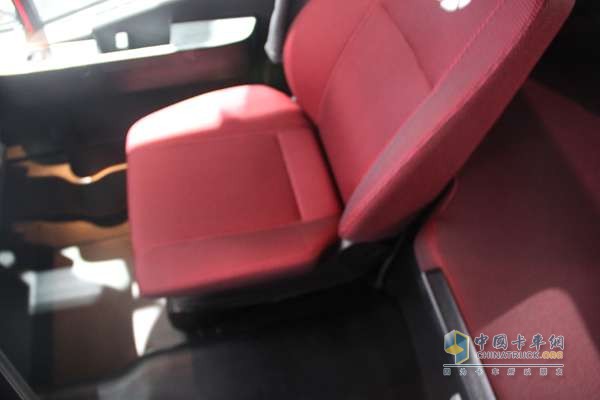 上汽依維柯紅巖 杰獅S100 6X4 480馬力 牽引車