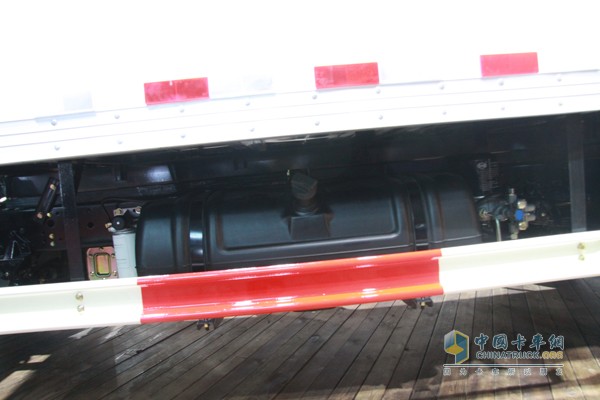 解放 J6L 翼展式廂式載貨車外觀