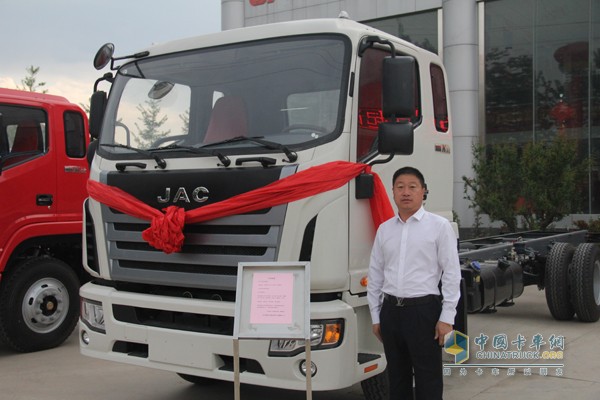 天津鑫格爾發(fā)汽車貿(mào)易有限公司董事長(zhǎng)王猛與格爾發(fā)K6合影