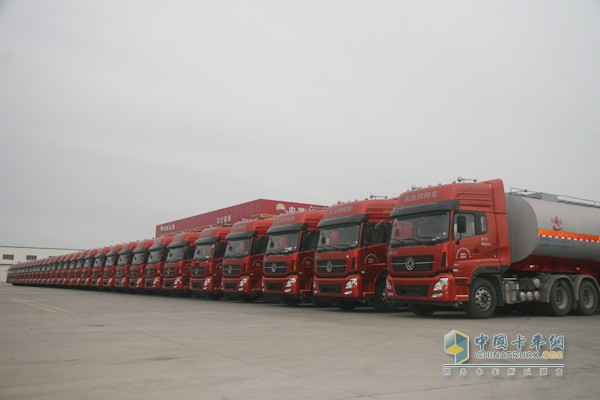 金浩物流購(gòu)買的東風(fēng)天龍危化品運(yùn)輸車