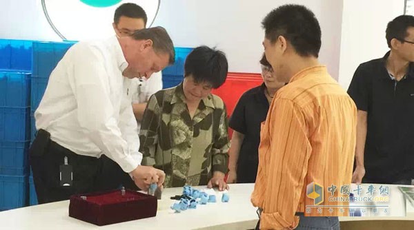 無(wú)錫康明斯工作人員進(jìn)行指導(dǎo)