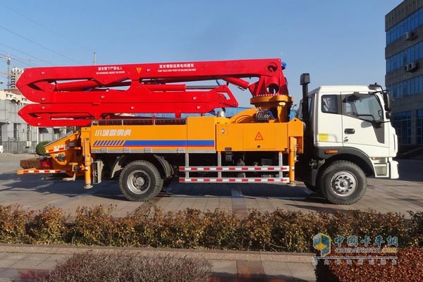 福田瑞沃 28米泵車(chē)側(cè)面照