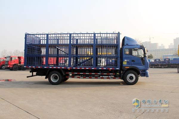 瑞沃中卡康明斯國四168馬力 4×2 倉欄倉柵車