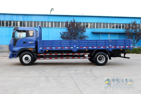瑞沃中卡康明斯國四168馬力 4×2 平板車側(cè)面
